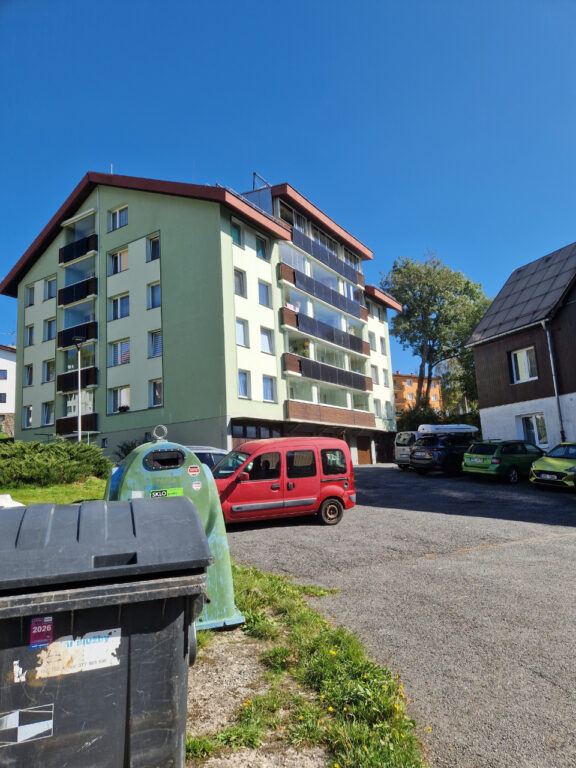 Verticale zonnepanelen op het balkon.