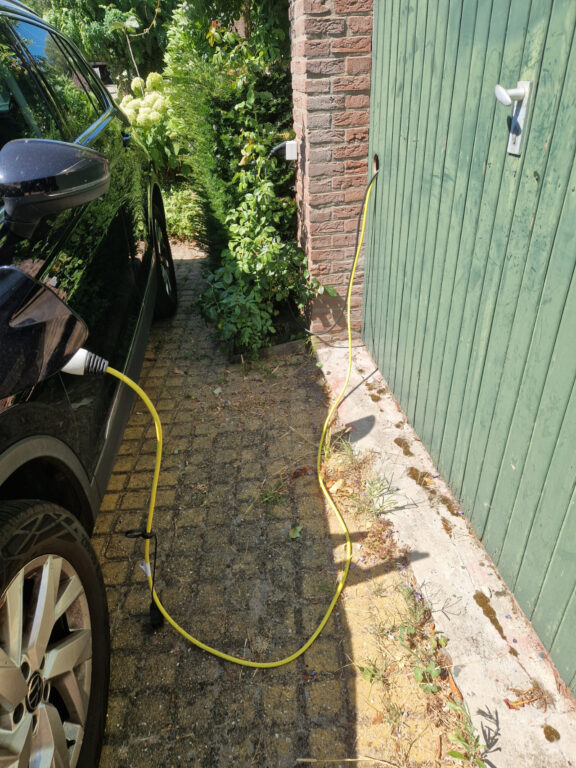 Thuis je auto opladen op zonnige momenten.